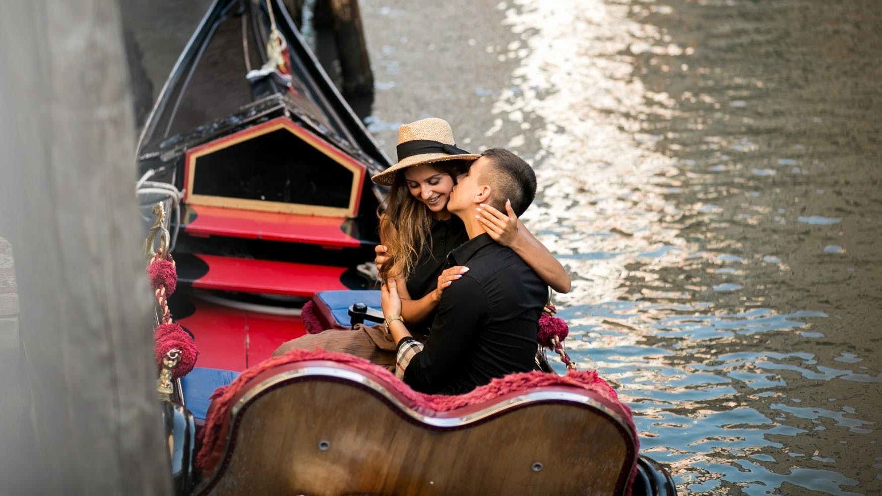 Casal faz passeio romântico em Gôndola na Itália.