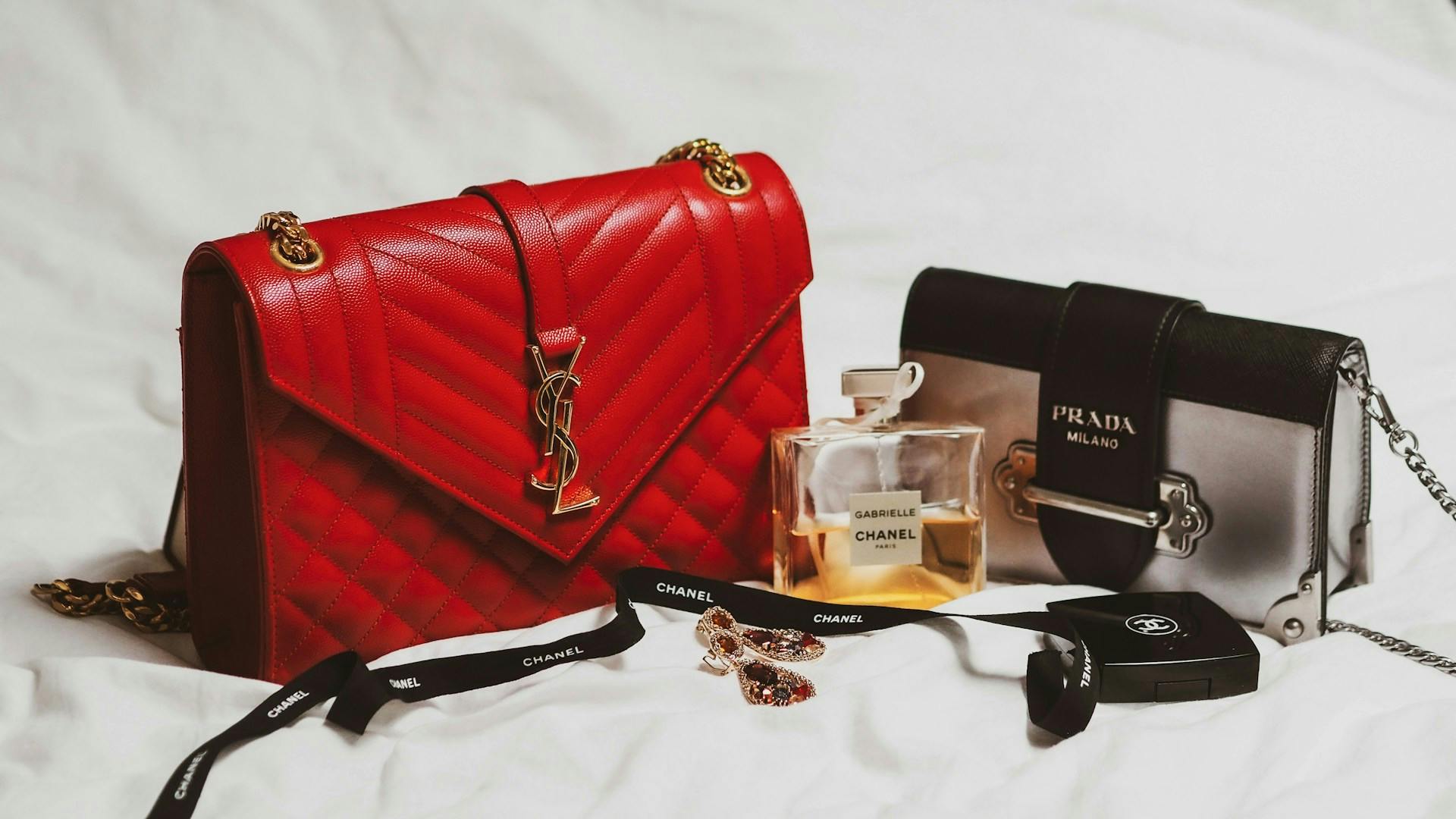 Bolsa da Prada, Perfume Chanel nº5 e outros itens de luxo.